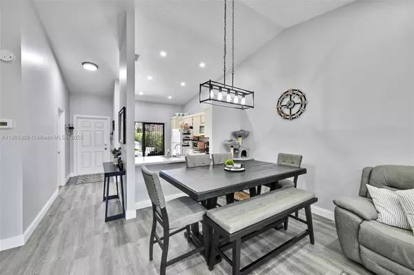 1054 NW 53rd St, Deerfield Beach, FL 33064