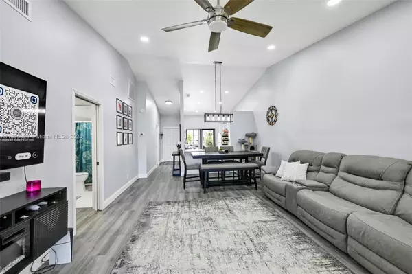 1054 NW 53rd St, Deerfield Beach, FL 33064