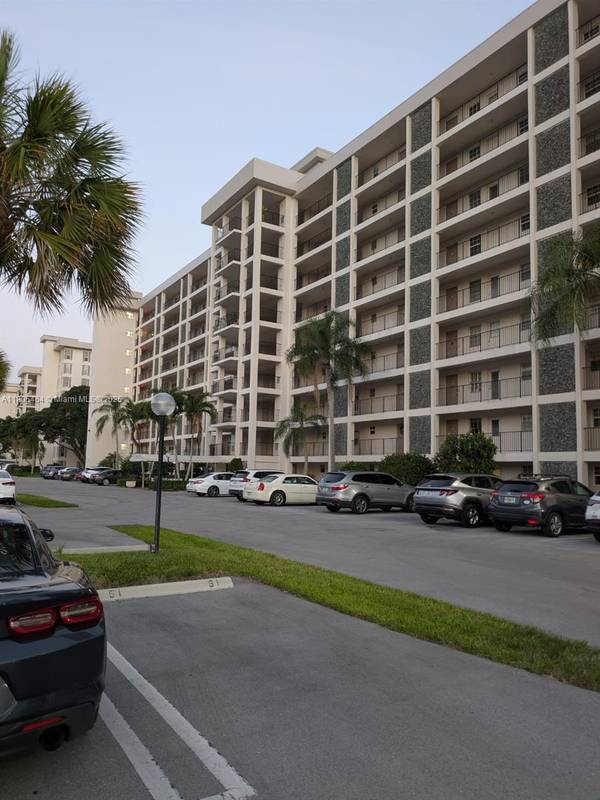 3100 N Palm Aire Dr #104, Pompano Beach, FL 33069