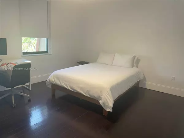 North Miami Beach, FL 33160,3720 NE 167th St #39