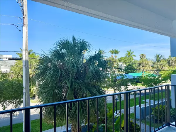 North Miami Beach, FL 33160,16508 NE 26th Ave #201