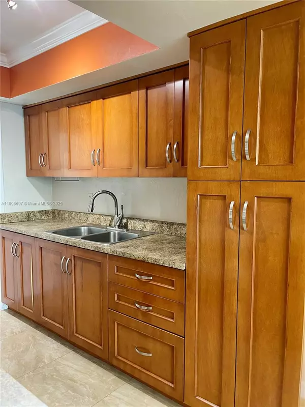 Hollywood, FL 33020,1005 S 17th Ave #8
