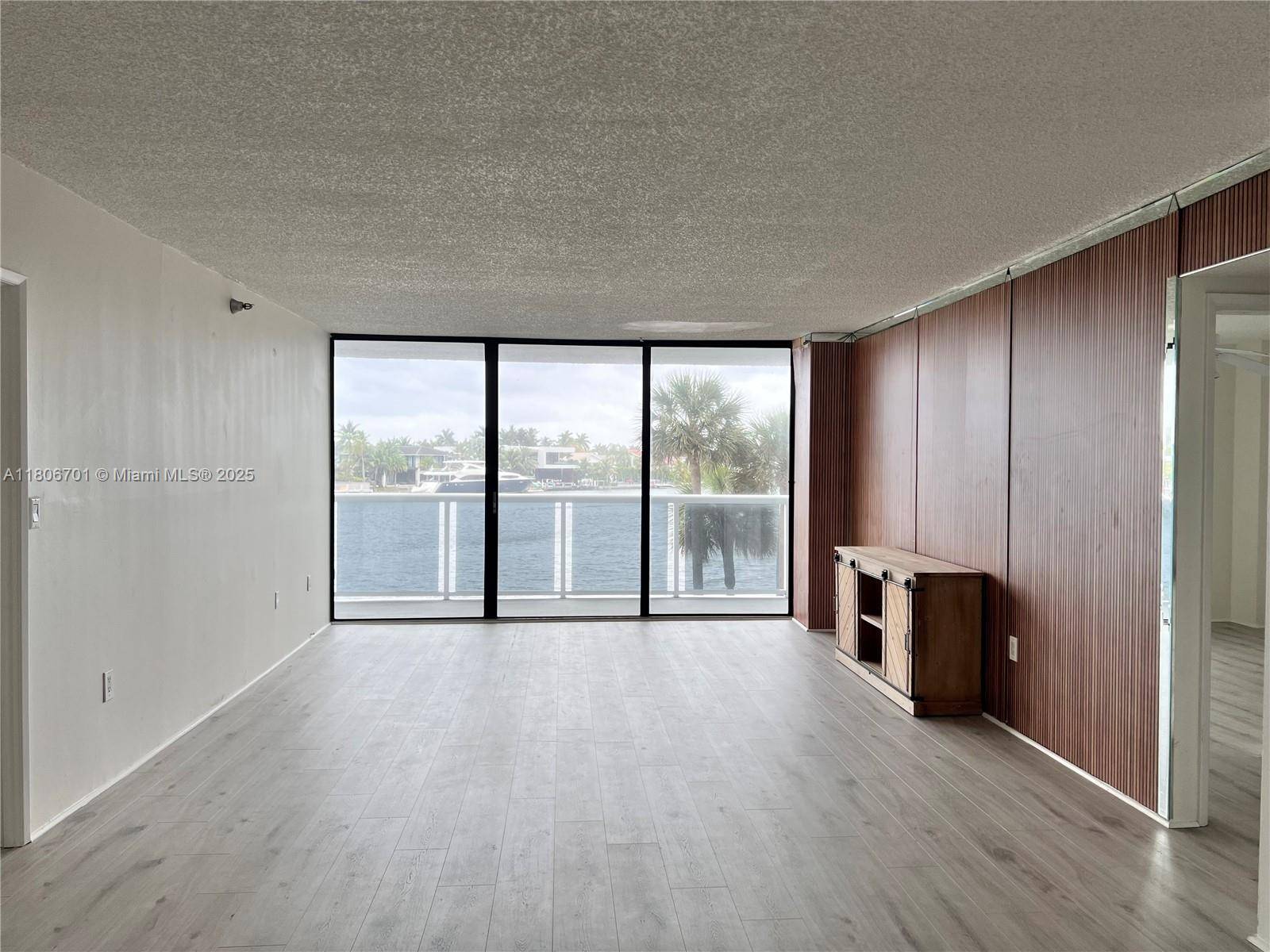 Aventura, FL 33180,20515 E Country Club Dr #245