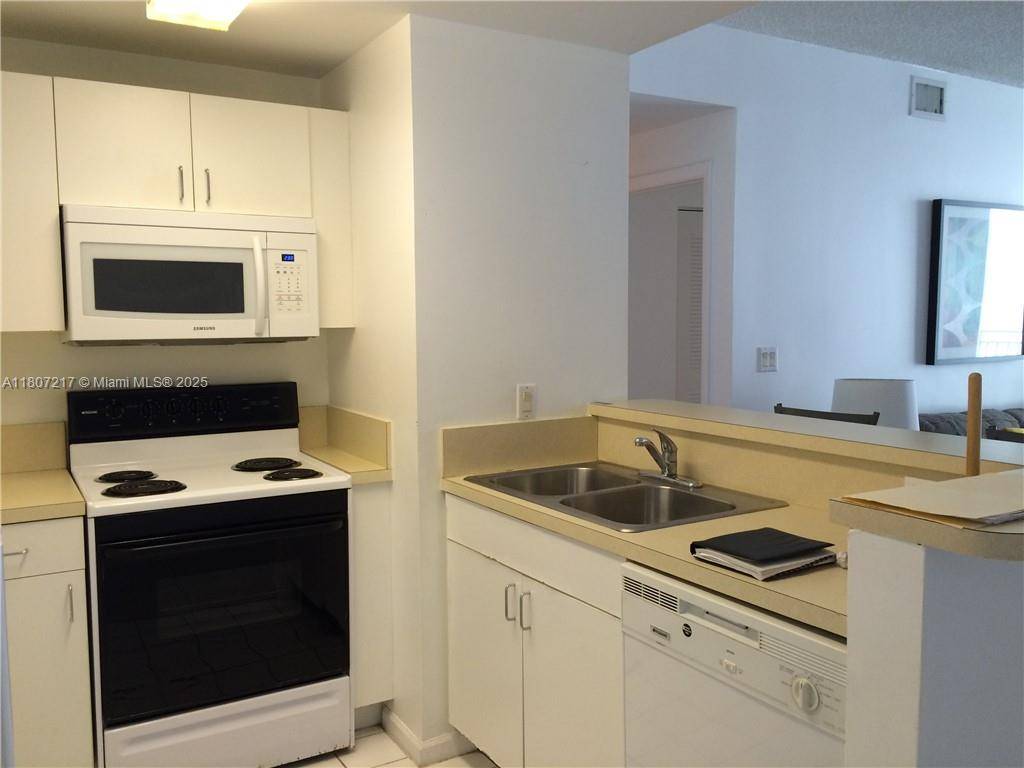 Miami, FL 33131,185 SE 14 TE #2012