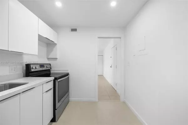 Lauderhill, FL 33319,4222 Inverrary Blvd #4211