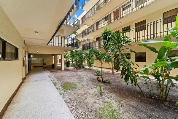 Miami, FL 33161,650 NE 149th St #407A