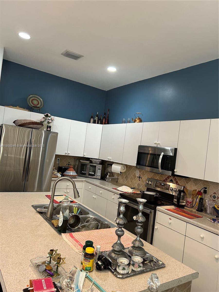 Hollywood, FL 33312,Address not disclosed