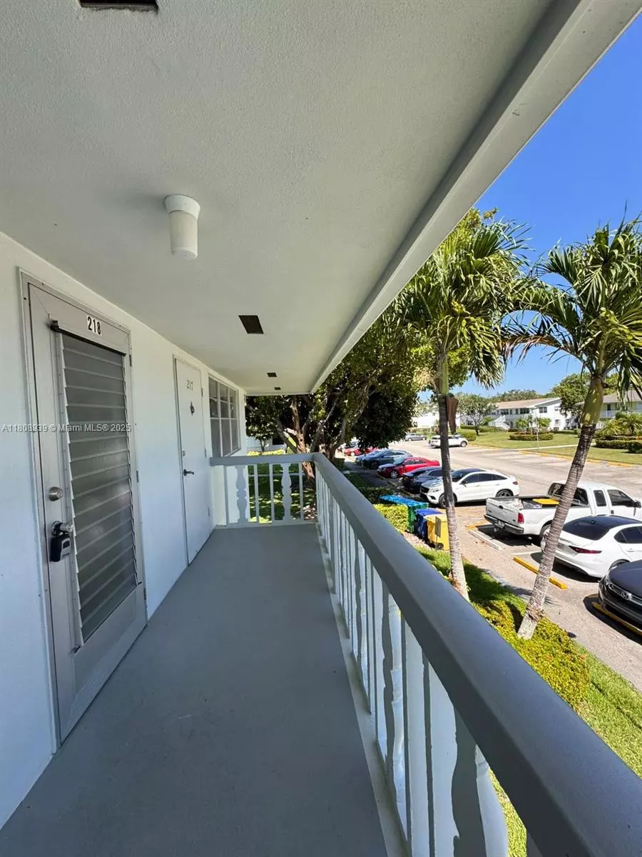 West Palm Beach, FL 33417,218 Windsor J #218