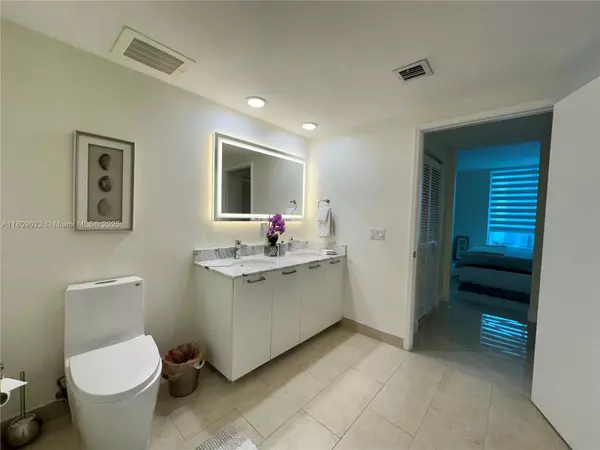 Miami, FL 33131,950 Brickell Bay Dr #2607