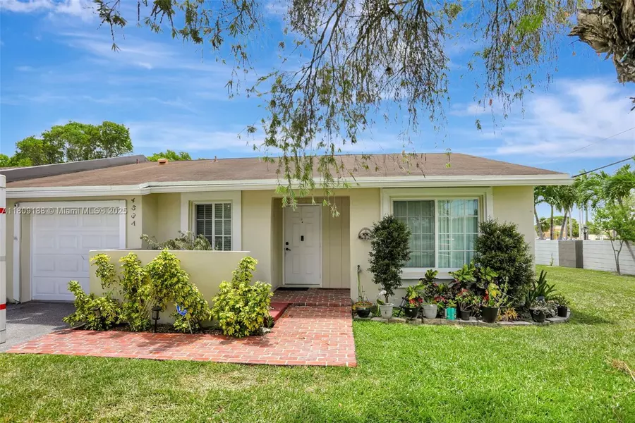 453 Lakewood Cir #A, Margate, FL 33063