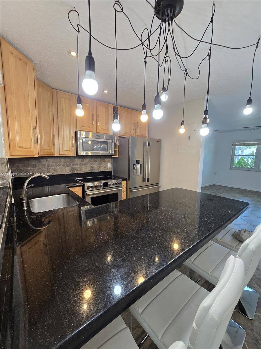 Oakland Park, FL 33334,845 NE 37th St #0