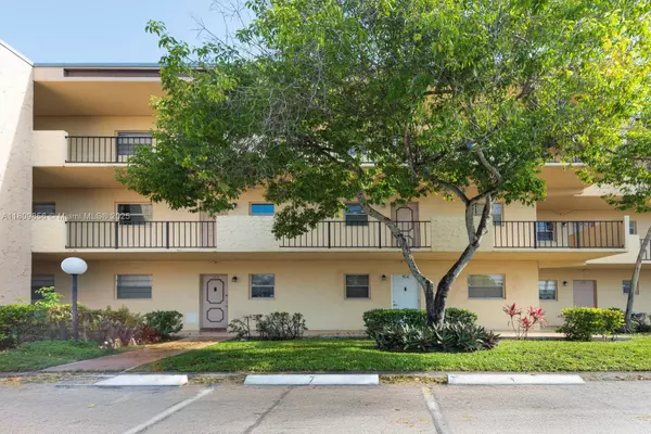 301 Cambridge Rd #203, Hollywood, FL 33024