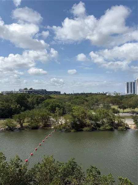 16385 Biscayne Blvd #504, North Miami Beach, FL 33160