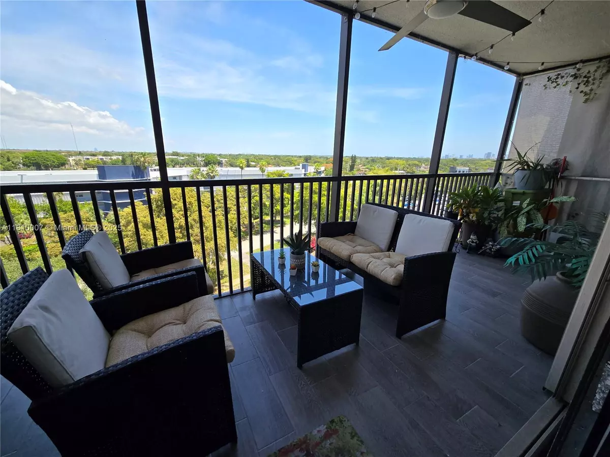 Miami, FL 33179,900 NE 195th St #709
