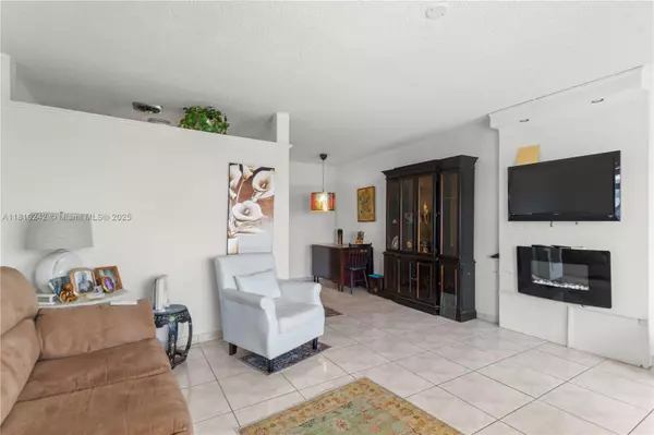 Hallandale Beach, FL 33009,815 SW 10th Ter #20V