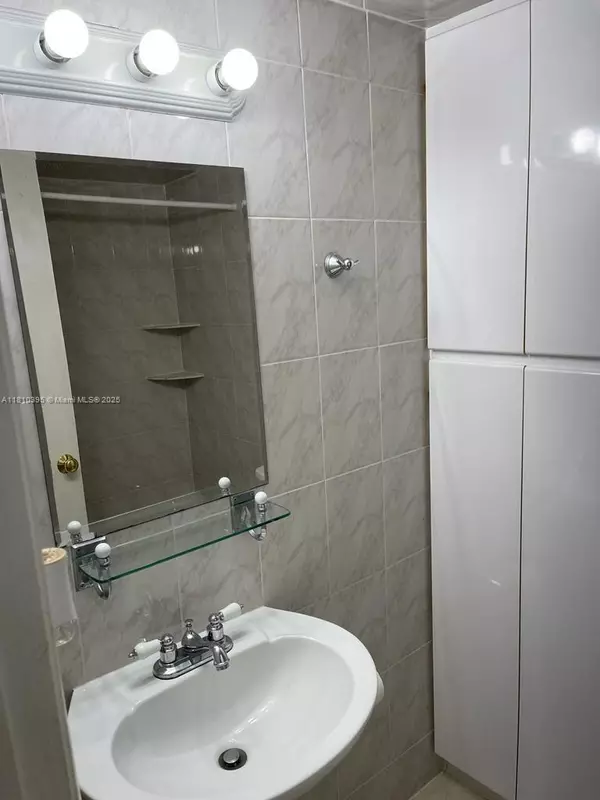 Hallandale Beach, FL 33009,724 NE 4th St #12