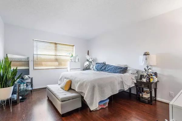Boca Raton, FL 33428,9235 SW 8th St #502