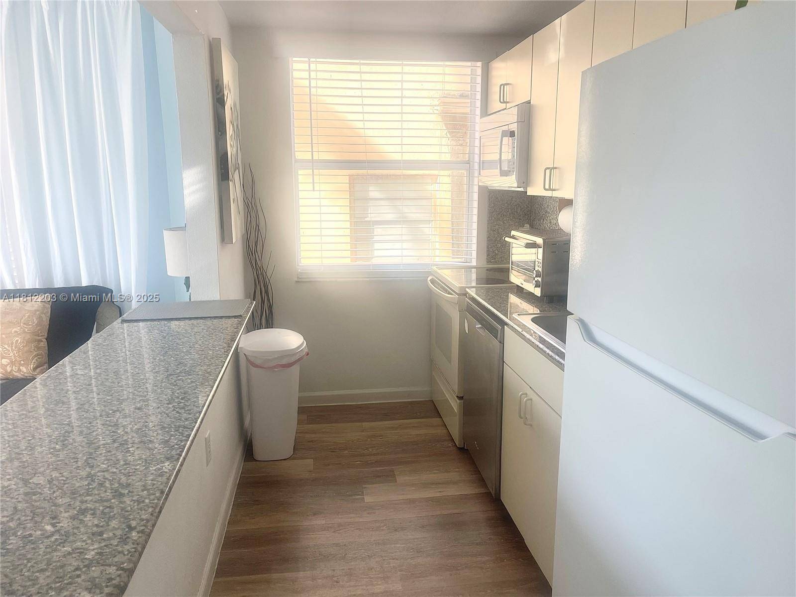 Miami Beach, FL 33139,918 Ocean Dr #208