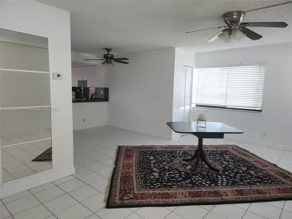 Plantation, FL 33324,52 Wimbledon Lake Dr #200