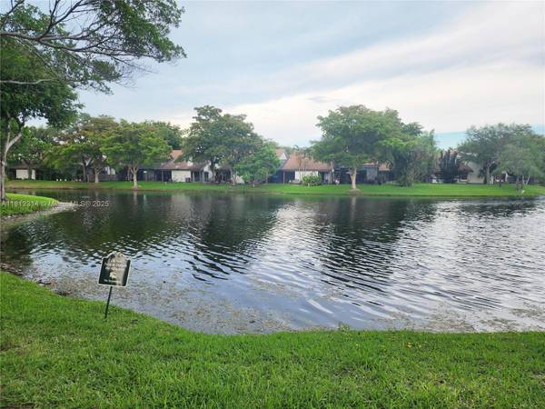 52 Wimbledon Lake Dr #200, Plantation, FL 33324