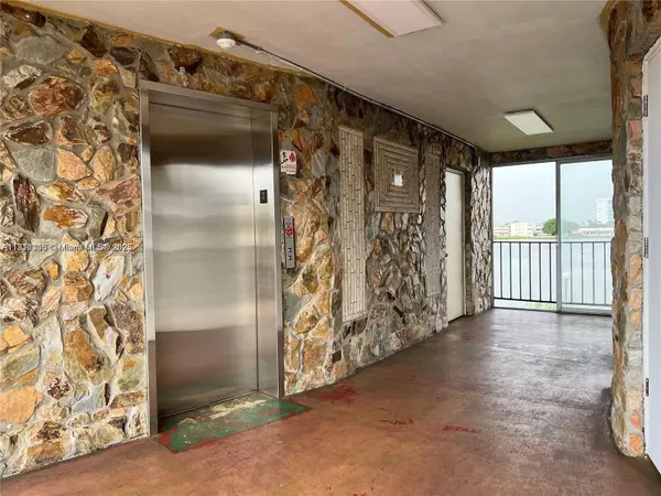 Miami, FL 33179,1530 NE 191st St #205