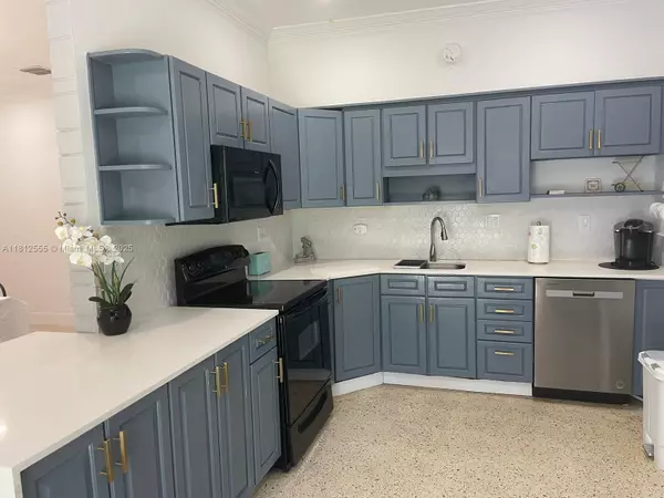 Hallandale Beach, FL 33009,913 NE 5th St