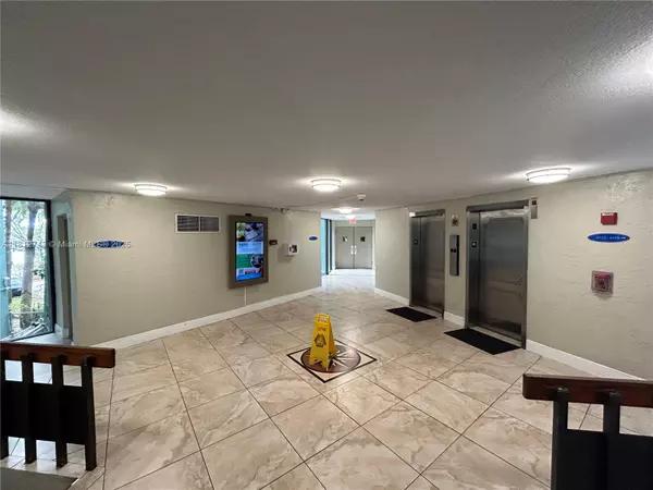 Lauderhill, FL 33319,4222 Inverrary Blvd #4211