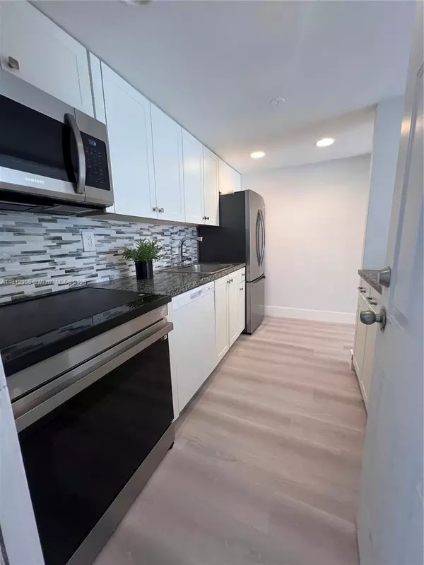 Key Biscayne, FL 33149,290 Sunrise Dr #1-H