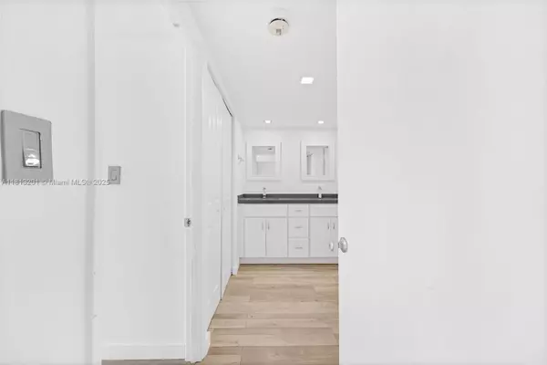 Aventura, FL 33180,20505 E Country Club Dr #2039