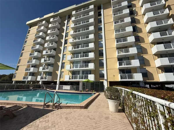 2020 NE 135th St #208, North Miami, FL 33181
