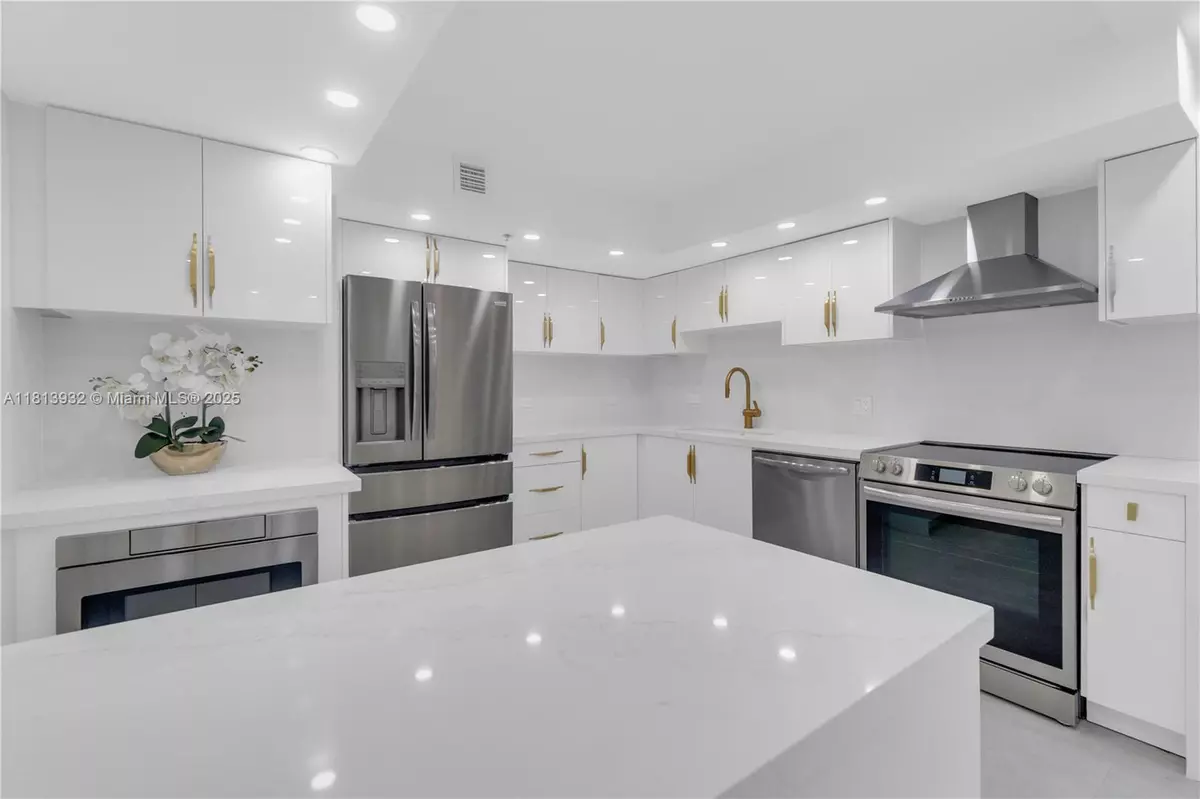 Hollywood, FL 33019,1201 S Ocean Dr #507S