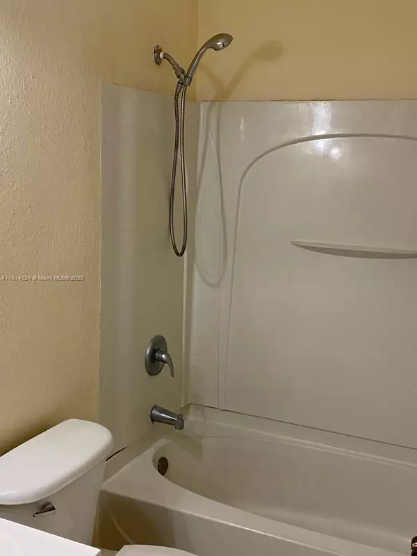 Hialeah, FL 33015,6972 NW 179th St #212-4