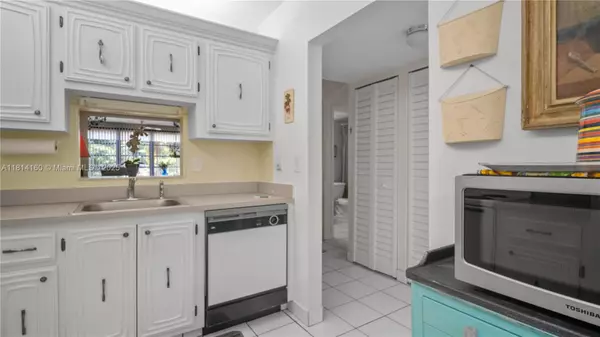 Lauderdale Lakes, FL 33311,2801 Somerset Dr #201