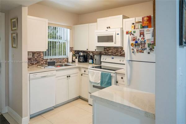 8350 Sunrise Lakes Blvd #312, Sunrise, FL 33322