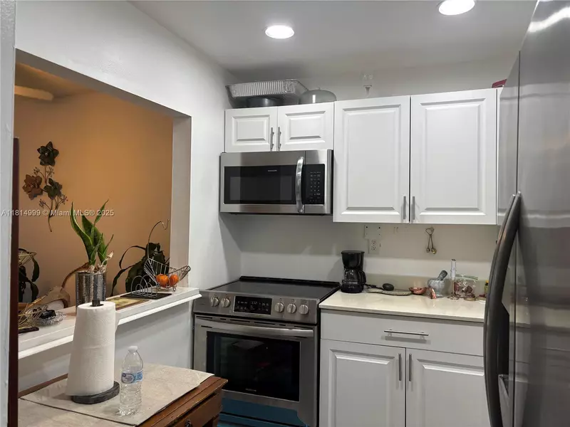 9041 Sunrise Lakes Blvd #311, Sunrise, FL 33322