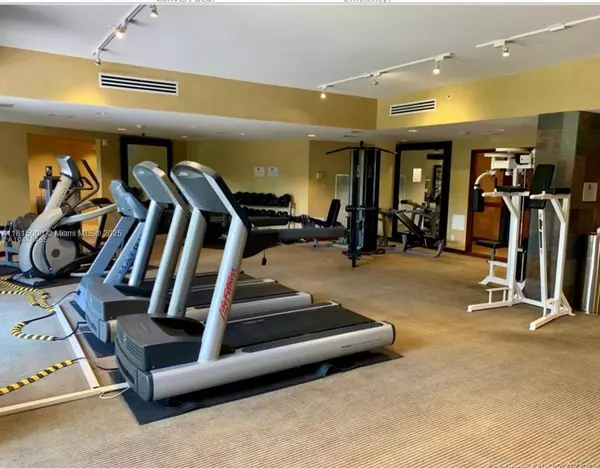 Aventura, FL 33180,3300 NE 191st St #905