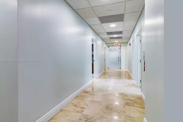 South Miami, FL 33143,6141 Sunset Dr #102