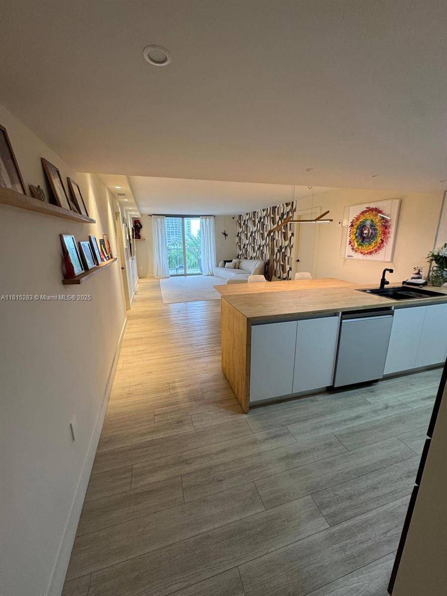 Key Biscayne, FL 33149,210 Sea View Dr #608