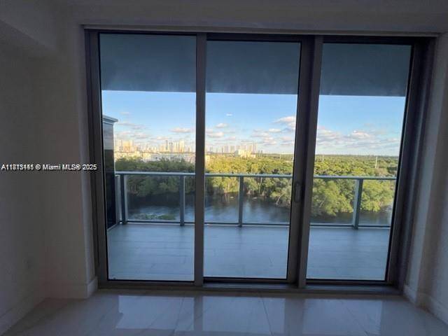 North Miami Beach, FL 33160,16385 Biscayne Blvd #820
