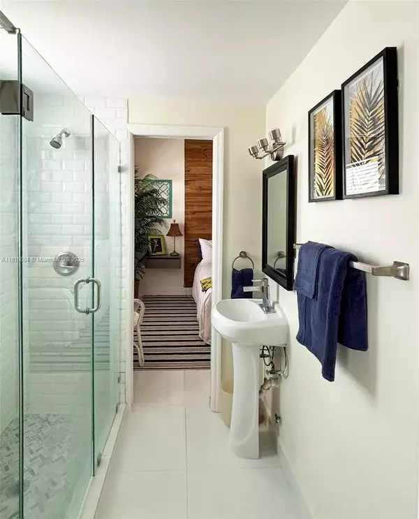 Miami Beach, FL 33139,335 Ocean Dr #114