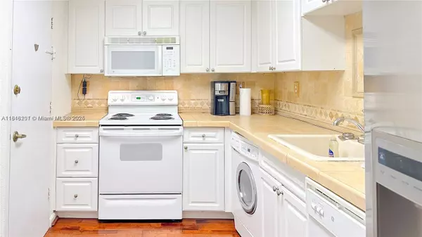 Hollywood, FL 33019,2501 S Ocean Dr #820