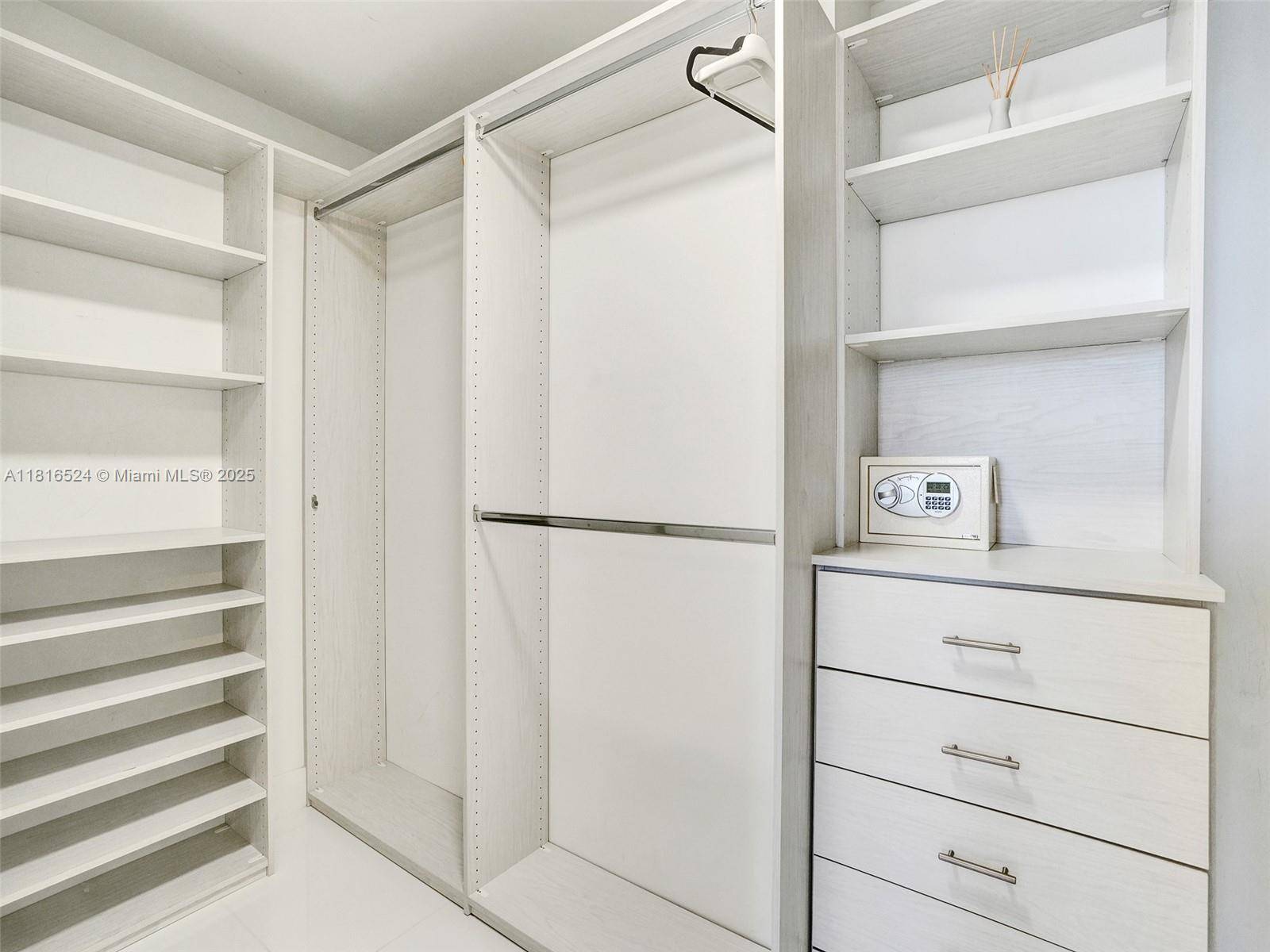 North Miami Beach, FL 33160,16385 Biscayne Blvd #3201/LPH01