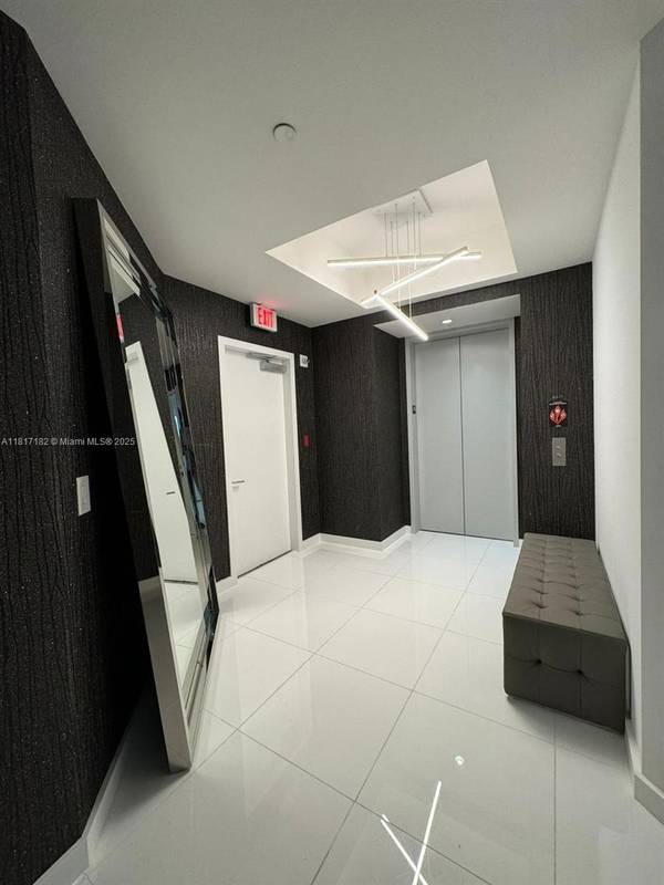 851 NE 1st Ave #1404, Miami, FL 33132
