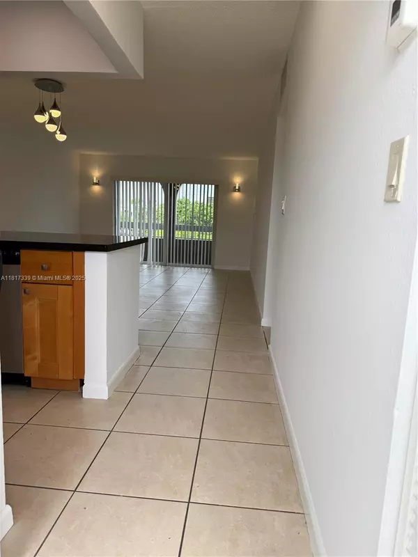 Miami, FL 33143,7700 Camino Real #D402