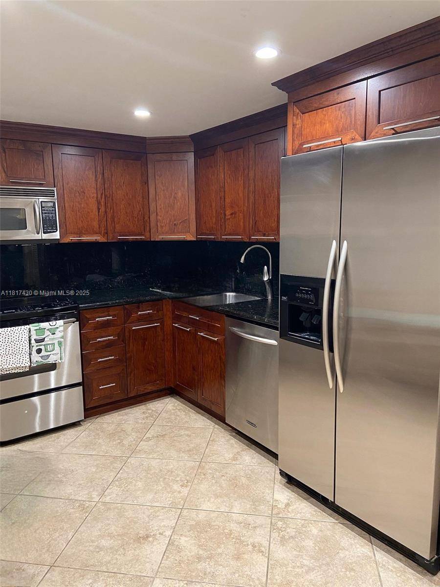 Miami Beach, FL 33140,5825 Collins Ave #11H