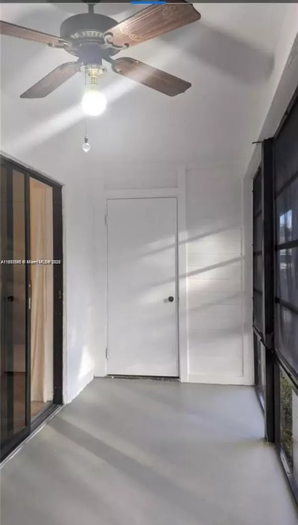 Miami, FL 33179,927 NE 199th St #205