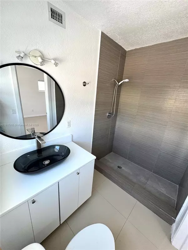 Miami Beach, FL 33141,8035 Crespi Blvd #4