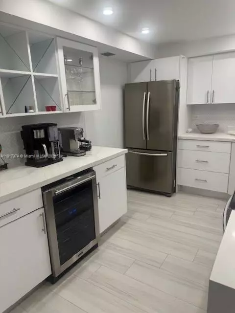 Miami Beach, FL 33140,6039 Collins Ave #1516