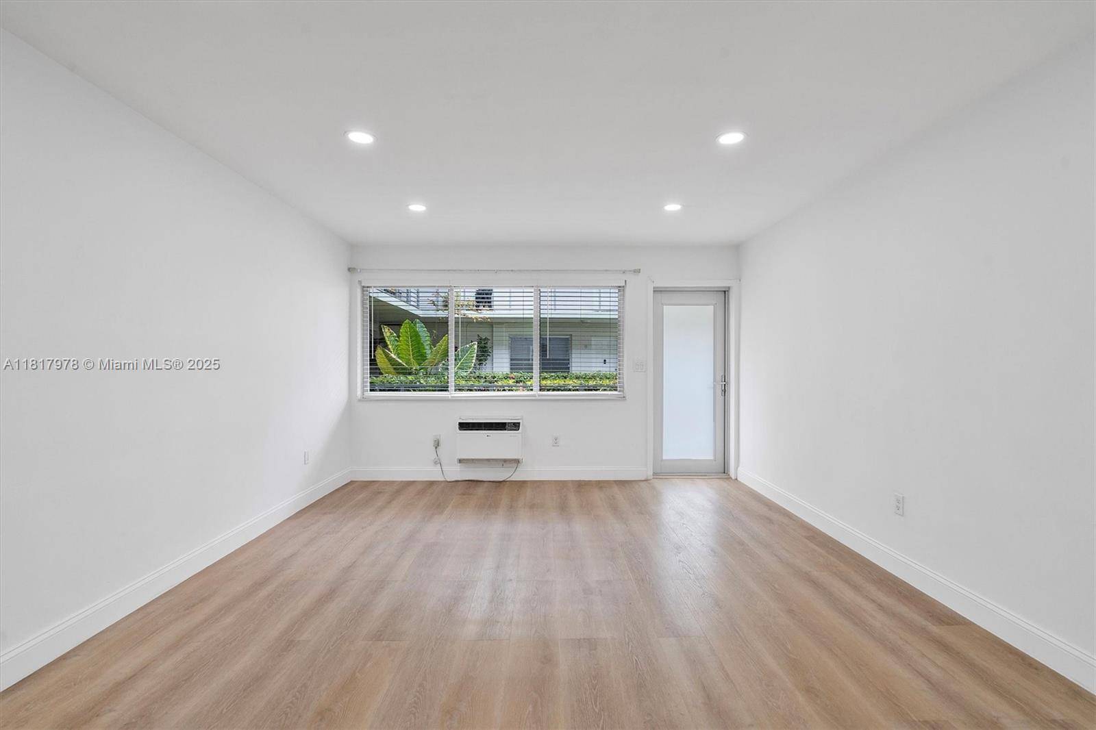 Miami Beach, FL 33141,2250 Bay Dr #2