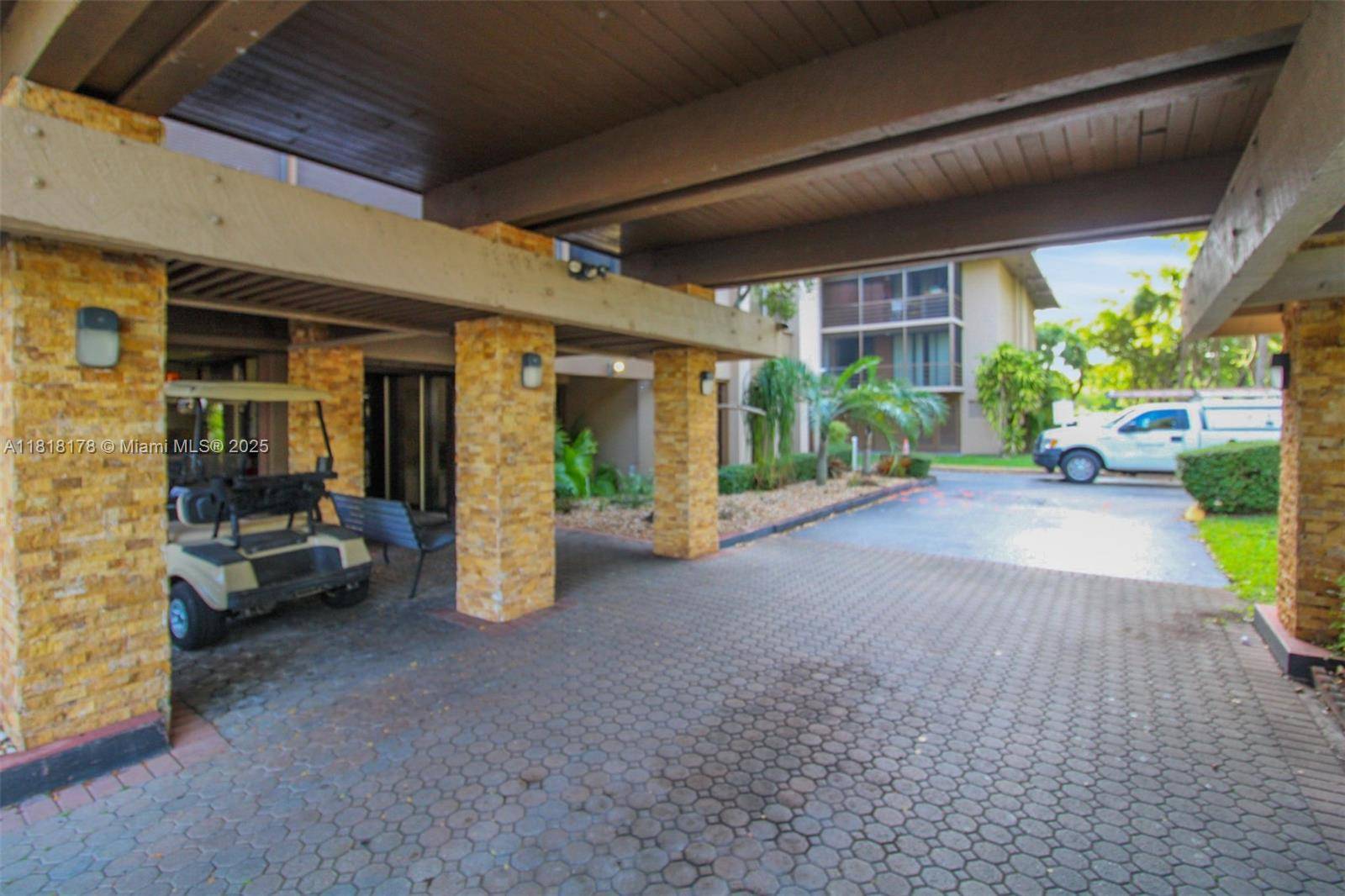 Miami, FL 33179,665 NE 195th St #123